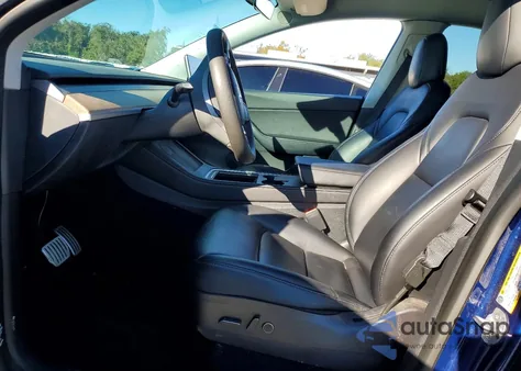 2022 Tesla Model Y z USA, uszkodzony, nr VIN 7SAYGDEF4NF324020